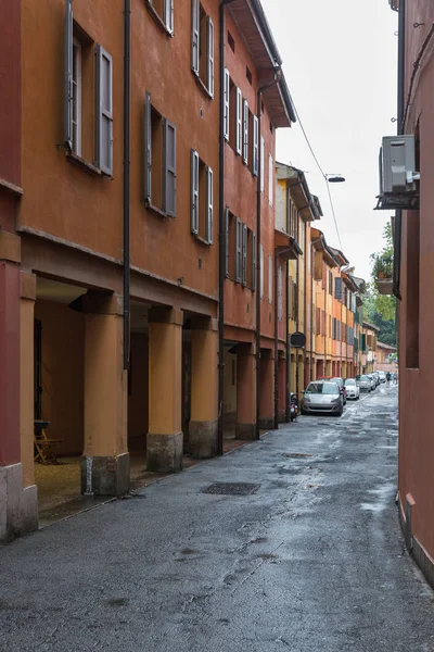 Calle estrecha en Bolonia, Italia. —  Fotos de Stock