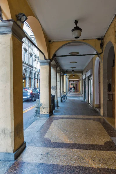 Enge Straße in Bologna, Italien. — Stockfoto