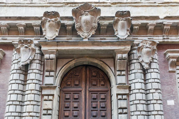 Fantuzzi paleis oude muur verlichting in Bologna, Italië. — Stockfoto