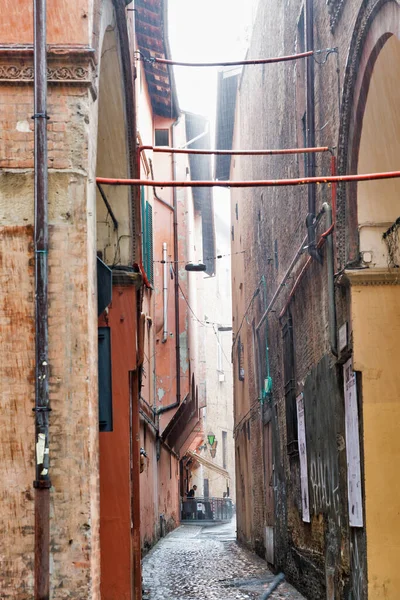 Narrow street at a rainy day in Bologna, Italy. — Stock Photo, Image