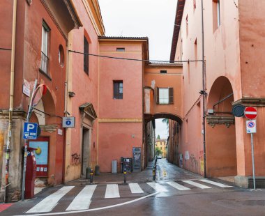 İtalya, Bologna 'da yağmurlu bir günde San Leonardo Kilisesi.
