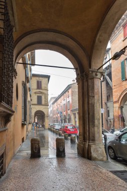 İtalya, Bologna 'da yağmurlu bir günde Dar Sokak.