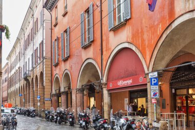 İtalya, Bologna 'da yağmur altında antik mimari.