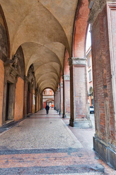 Вузька вулиця в Болоньї, Італія.. — стокове фото