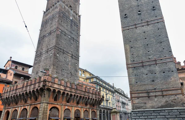 Asinelli and Garisenda towers in Bologna, Italy. — Stock Photo, Image