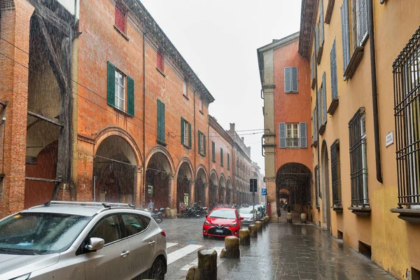 Calle estrecha en un día lluvioso en Bolonia, Italia . —  Fotos de Stock