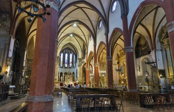 Basilica di Santa Maria dei Servi interiör i Bologna, Italien. — Stockfoto