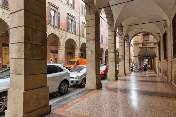 Enge straße an einem regnerischen tag in bologna, italien. — Stockfoto