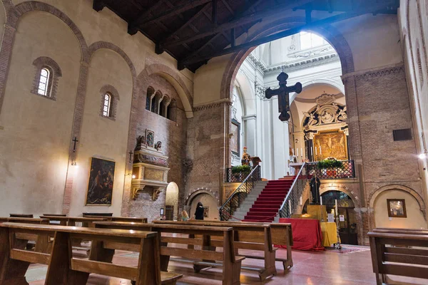 Santo Stefano basilika interiör i Bologna, Italien. — Stockfoto