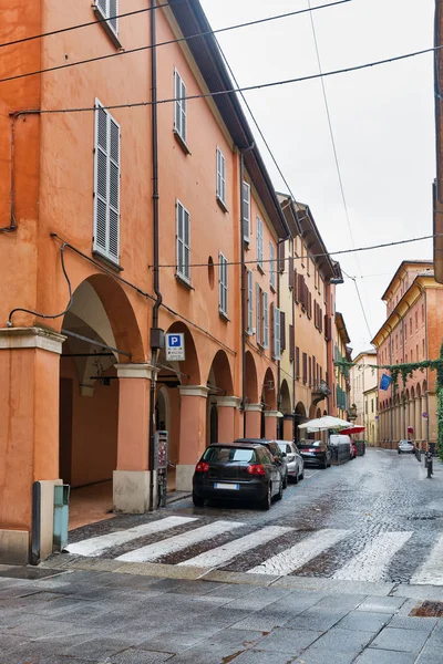 Smalle gade i Bologna, Italien. - Stock-foto