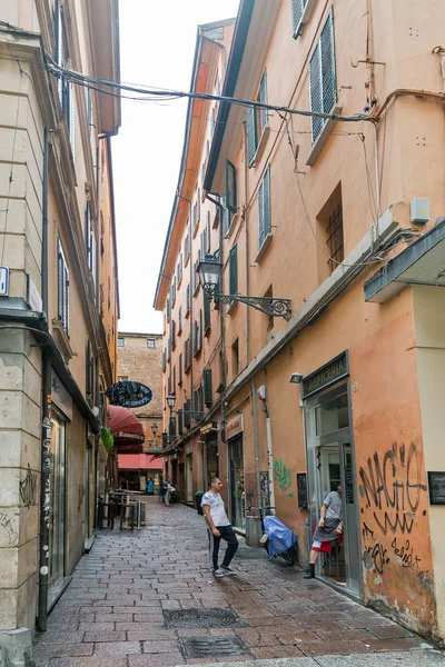 Old narrow Ranocchi street in Bologna, Italy. — Stock Photo, Image