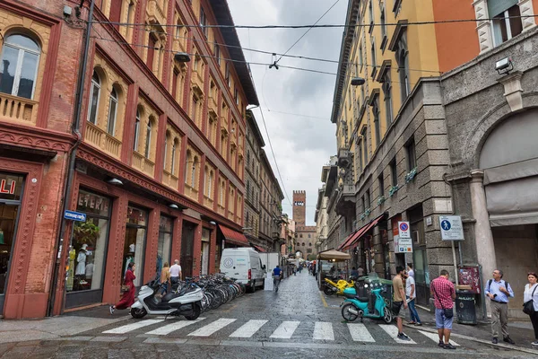 Caprarie street and Arengo tower in Bologna, Italy. — Stock Photo, Image