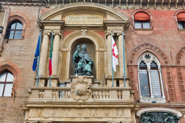 İtalya, Bologna 'da Papa Gregory' nin heykeli olan Accursio Sarayı.