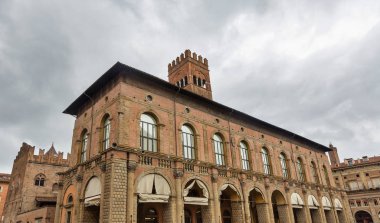 İtalya, Bologna 'da Maggiore Meydanı' ndaki Re Enzo Sarayı.