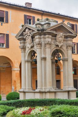 İtalya, Bolonya 'da Dilek Kuyusu olan Konsey Salonu avlusu.