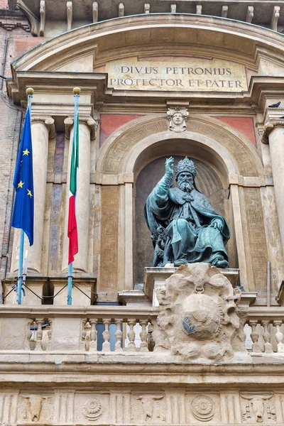 Accursio Palast mit Statue des Papstes gregory in Bologna, Italien. — Stockfoto