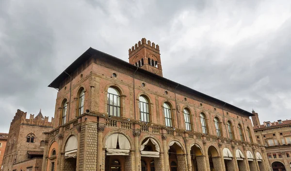 Palais Re Enzo sur la place Maggiore à Bologne, Italie . — Photo