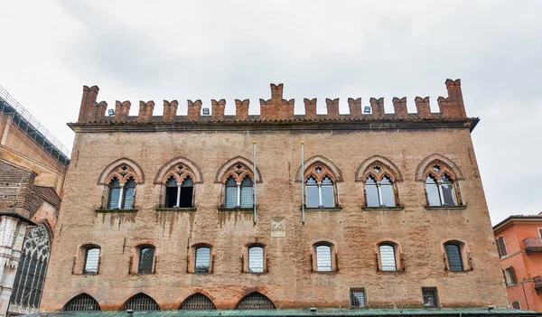 Antigua arquitectura de la plaza Maggiore en Bolonia, Italia . — Foto de Stock