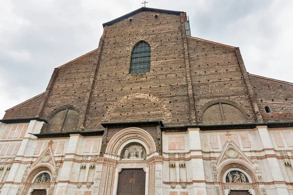 Fasada bazyliki San Petronio w Bolonii, Włochy. — Zdjęcie stockowe