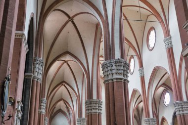 Basilica di San Petronio içeride, Bologna, İtalya 'da..