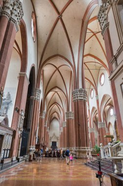 Basilica di San Petronio içeride, Bologna, İtalya 'da..