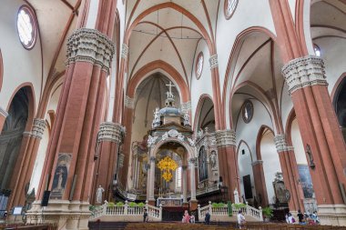 Basilica di San Petronio içeride, Bologna, İtalya 'da..
