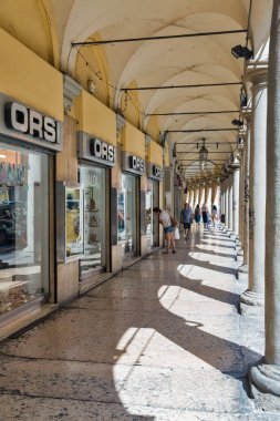 İnsanlar İtalya 'nın Bologna kentindeki Orsi mağazasını ziyaret ediyor.