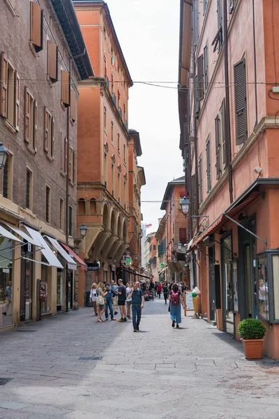 Old jalan sempit di Bologna, Italia . — Stok Foto