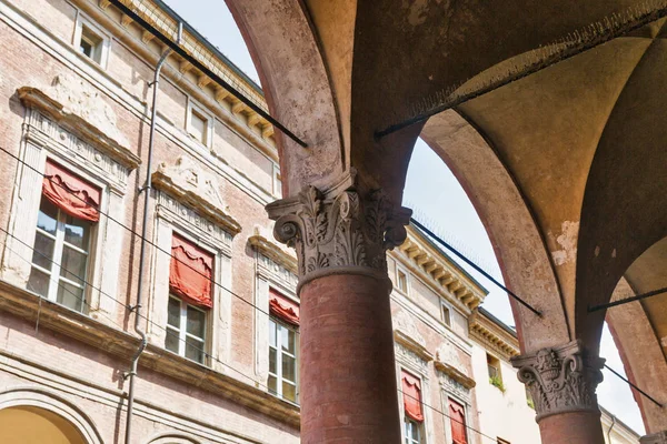 Columnata del Palacio Felicini en Bolonia, Italia . — Foto de Stock
