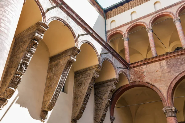 Forntida palats innergård i Bologna, Italien. — Stockfoto