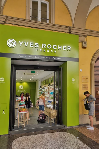 Yves Rocher butik i Bologna, Italien. — Stockfoto