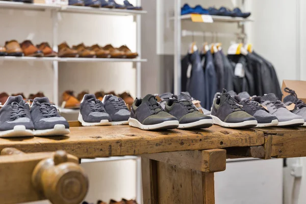 Esposizione di scarpe nel negozio di abbigliamento maschile moderno — Foto Stock