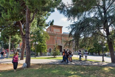 İtalya, Bologna 'daki antik Galliera kapısının yakınına park et..