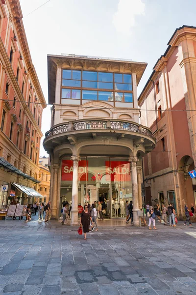 H & M store à Bologne, Italie . — Photo