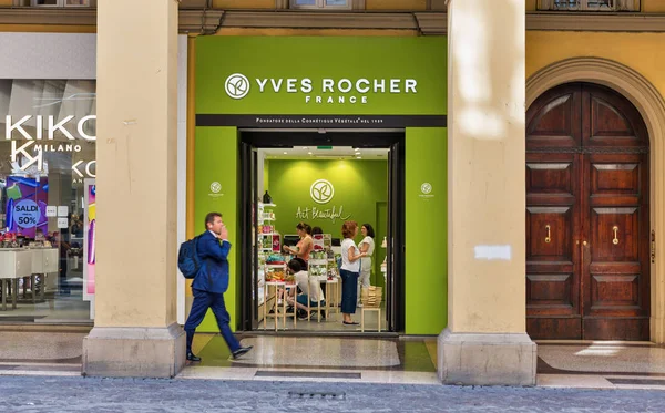 Yves Rocher butik i Bologna, Italien. — Stockfoto