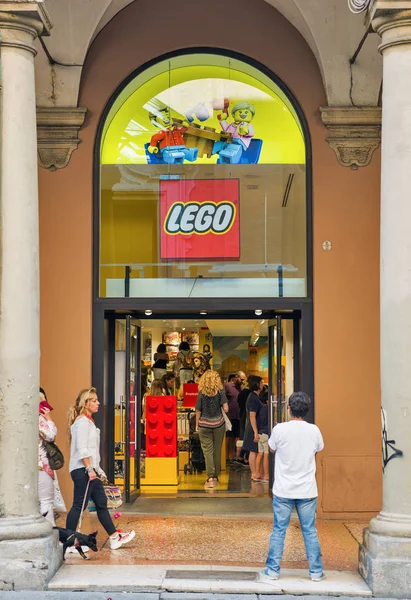 Lego store on shopping Indipendenza street in Bologna, Italy. — Stock fotografie