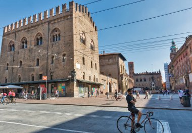 İtalya, Bologna 'daki Re Enzo sarayı ve Neptün çeşmesi.