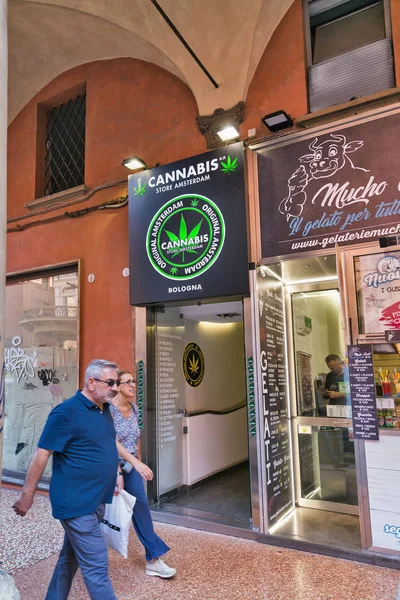 Cannabis-Geschäft in Bologna, Italien. — Stockfoto