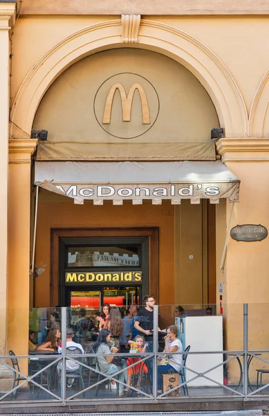 Restaurante McDonald 's em Bolonha, Itália . — Fotografia de Stock