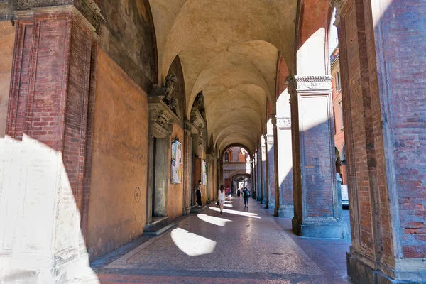 Rua estreita Maggiore em Bolonha, Itália . — Fotografia de Stock