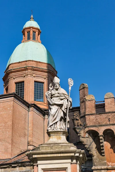 San Petronio statue and Church of San Bartolomeo. Bologna, Italy. — Stock Photo, Image