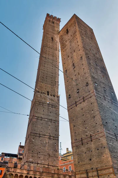 Asinelli and Garisenda towers in Bologna, Italy. — Stock Photo, Image