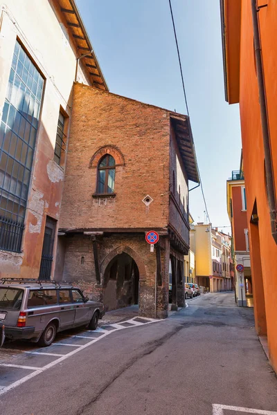 Rua estreita em Bolonha, Itália. — Fotografia de Stock