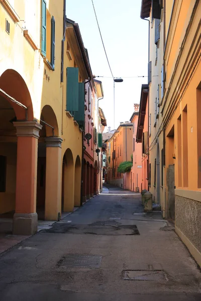 Narrow street in Bologna, Olaszország. — Stock Fotó