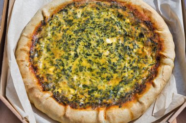 Yeşillik ve yumurtalı tuzlu turta yakın plan.