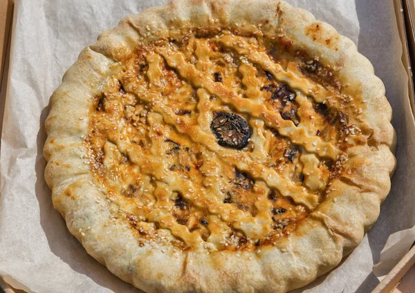 Salty pie with meat and sesame seeds closeup — Stock Photo, Image