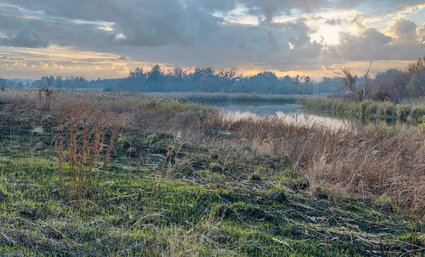 Dramatický podzim západ slunce řeka Ros krajina, Ukrajina — Stock fotografie