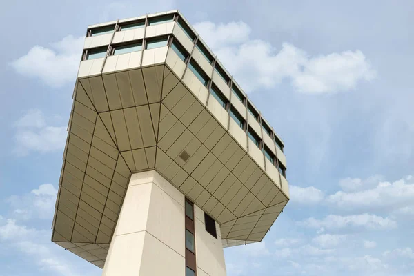 Věž letiště Tegel v Berlíně, Německo. — Stock fotografie