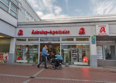 Berlin 'deki Gesundleben Askulap-Apotheke eczanesi. Almanya.
