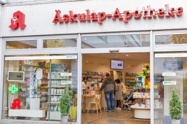 Berlin 'deki Gesundleben Askulap-Apotheke eczanesi. Almanya.